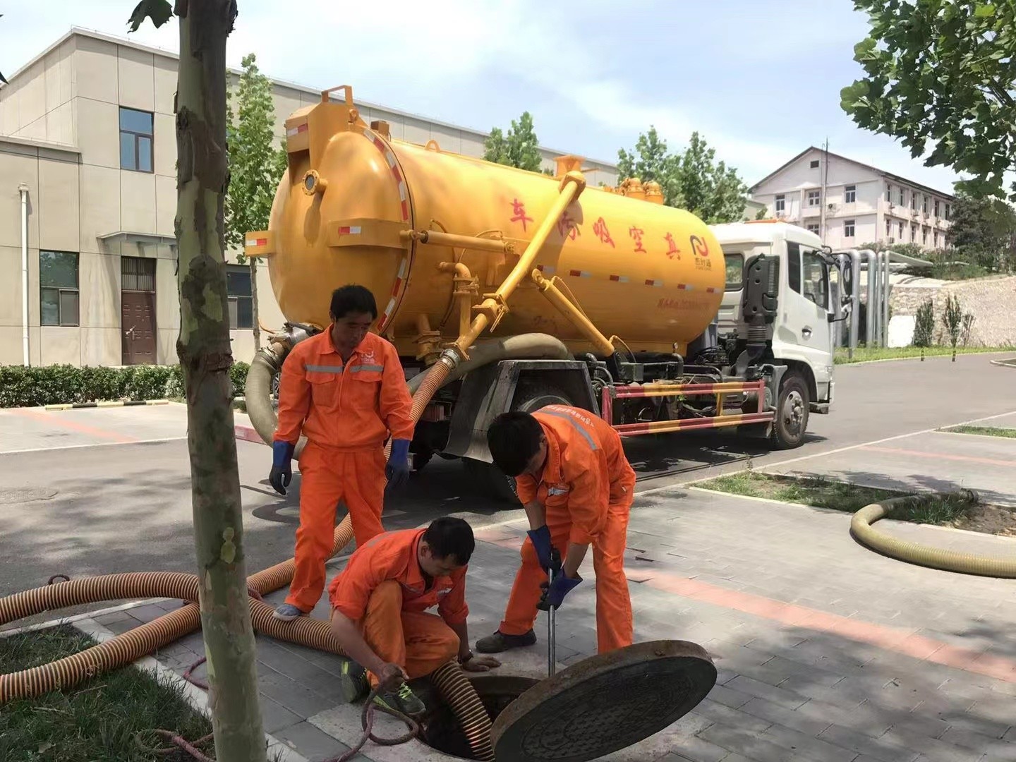 辉南管道疏通车停在窨井附近